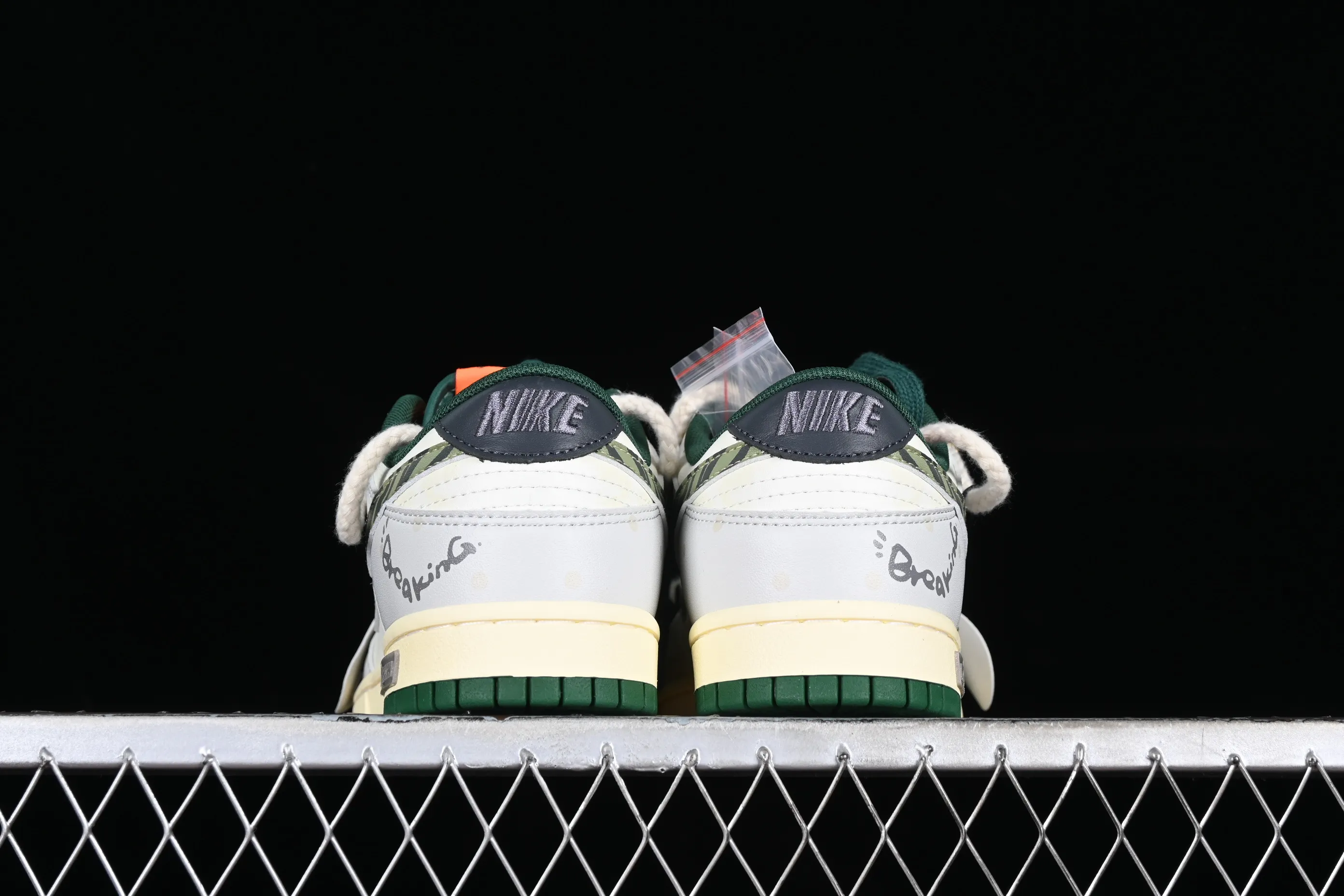 All Categories Nk SB Dunk Series Nk SB Dunk Low Low-top Sneakers Nk Dunk Low Panda Prank-Hip-hop Theme Ghost Face Sea SB Strap Low-top Casual Sneakers DD1391-300